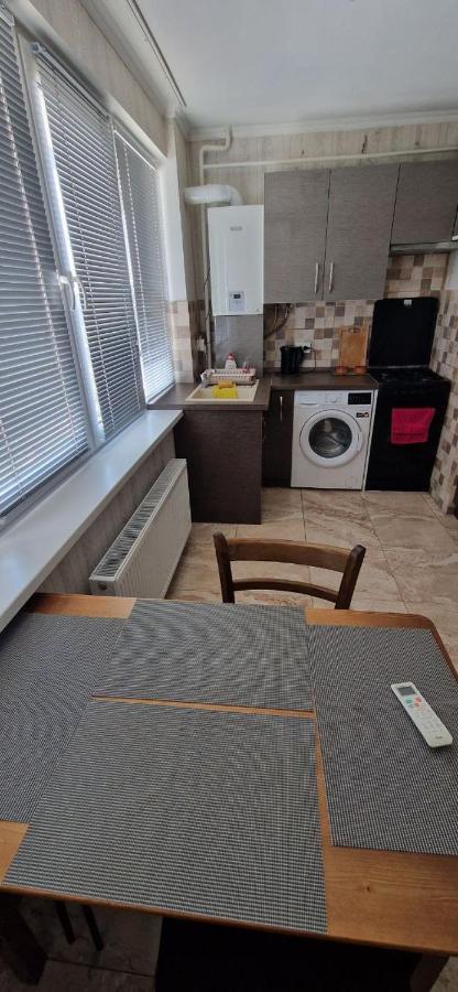Tecuci Apartment In The Center คีชีเนา ภายนอก รูปภาพ